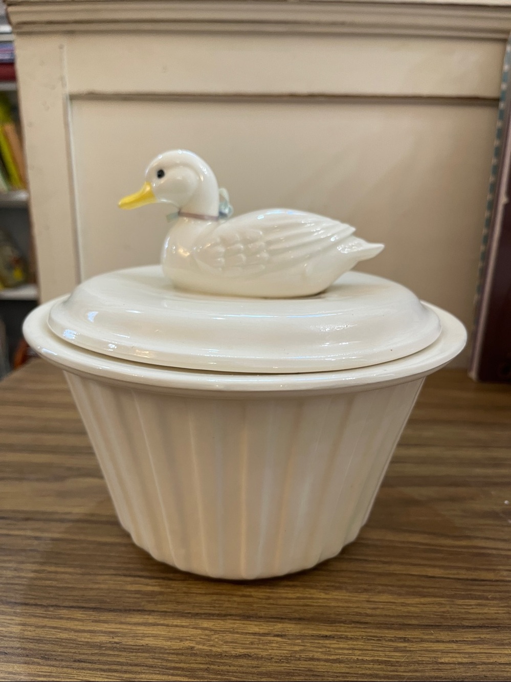 Vintage Hall Pottery Carbone white ceramic duck covered casserole dish. - Picture 3 of 6